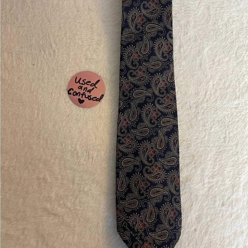 Oscar de la Renta Navy and Red Paisley Tie - Picture 3 of 5